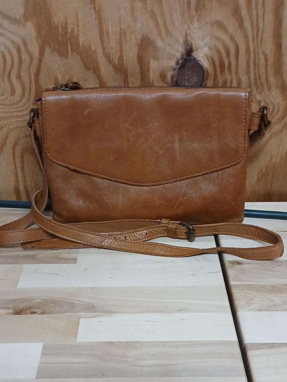 Vilenca Leather Classic Tan Crossbody Bag - Sleek Everyday Style